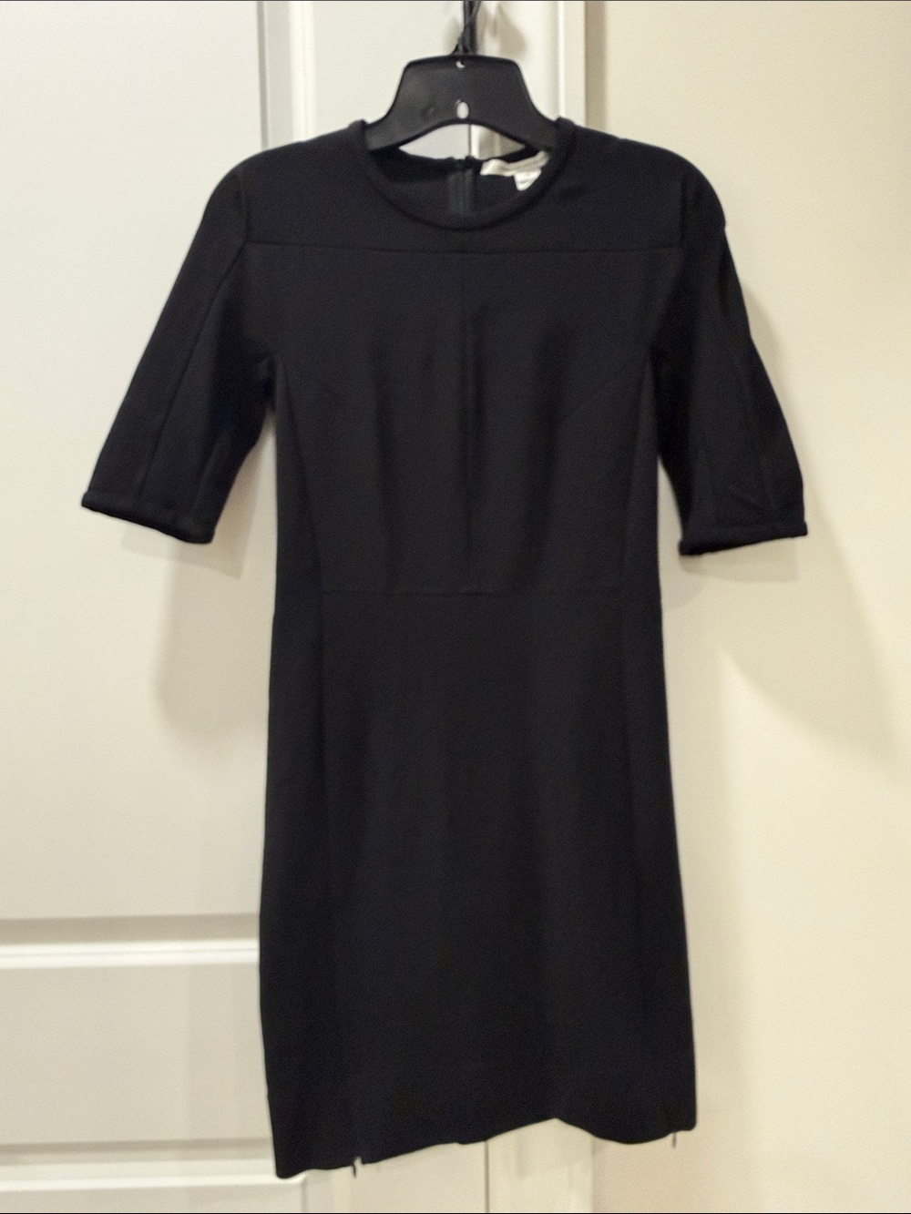 DIANE VON FURSTENBERG Classic Black Short-Sleeve Shift Dress SIZE 4